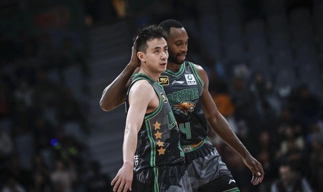 射击小组赛焦点战:东海麒麟队翻盘北城旋风队,外线火力全开。高压逼抢成功 射击小组赛焦点战:东海麒麟队翻盘北城旋风队,外线火力全开。高压逼抢成功