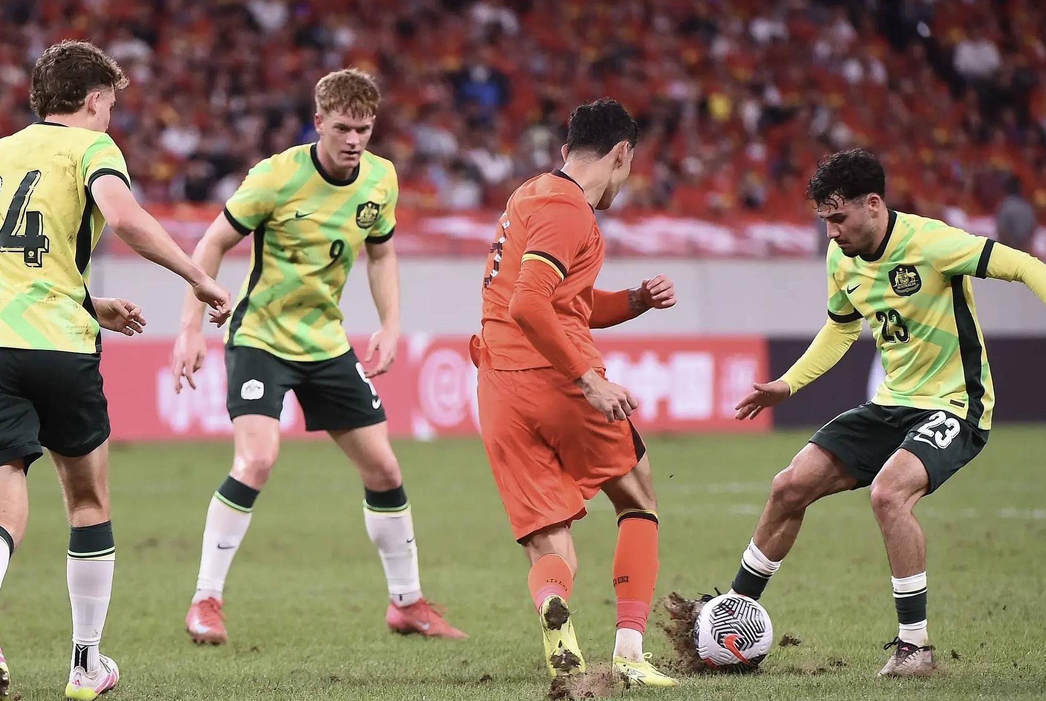 关键时刻费耶诺德备战中超；临场应变细节曝光；球迷炸锅；阵容厚度经受考验的简单介绍