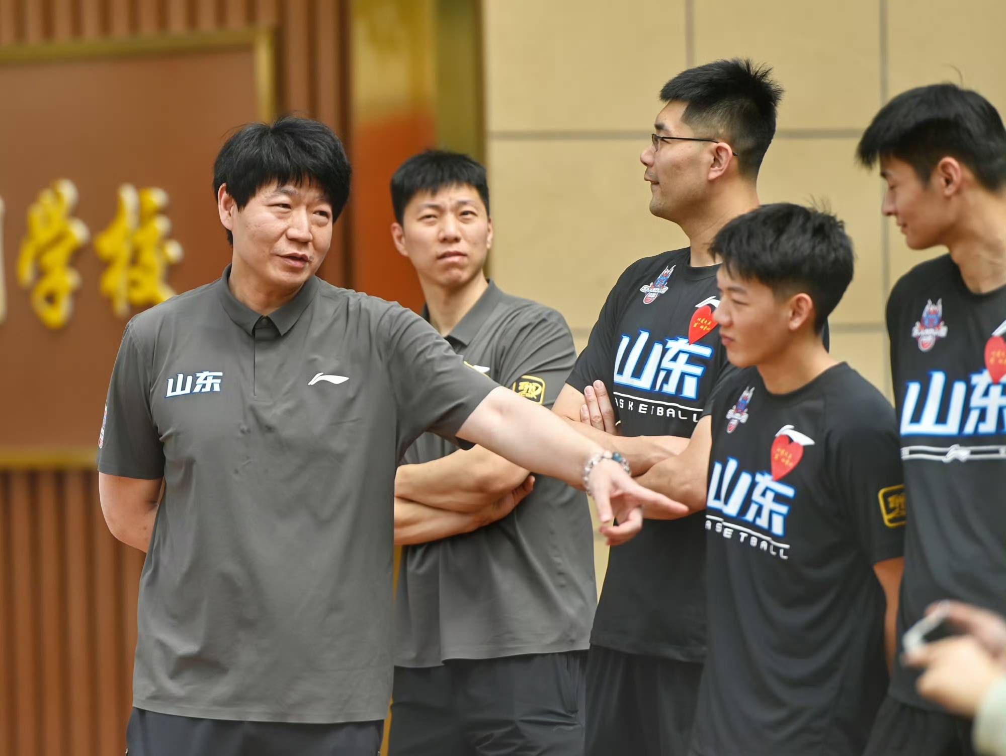 今夜山东男篮备战NBA总决赛,调整名单细节曝光,态度坚定,身体对抗强度拉满的简单介绍 今夜山东男篮备战NBA总决赛,调整名单细节曝光,态度坚定,身体对抗强度拉满的简单介绍