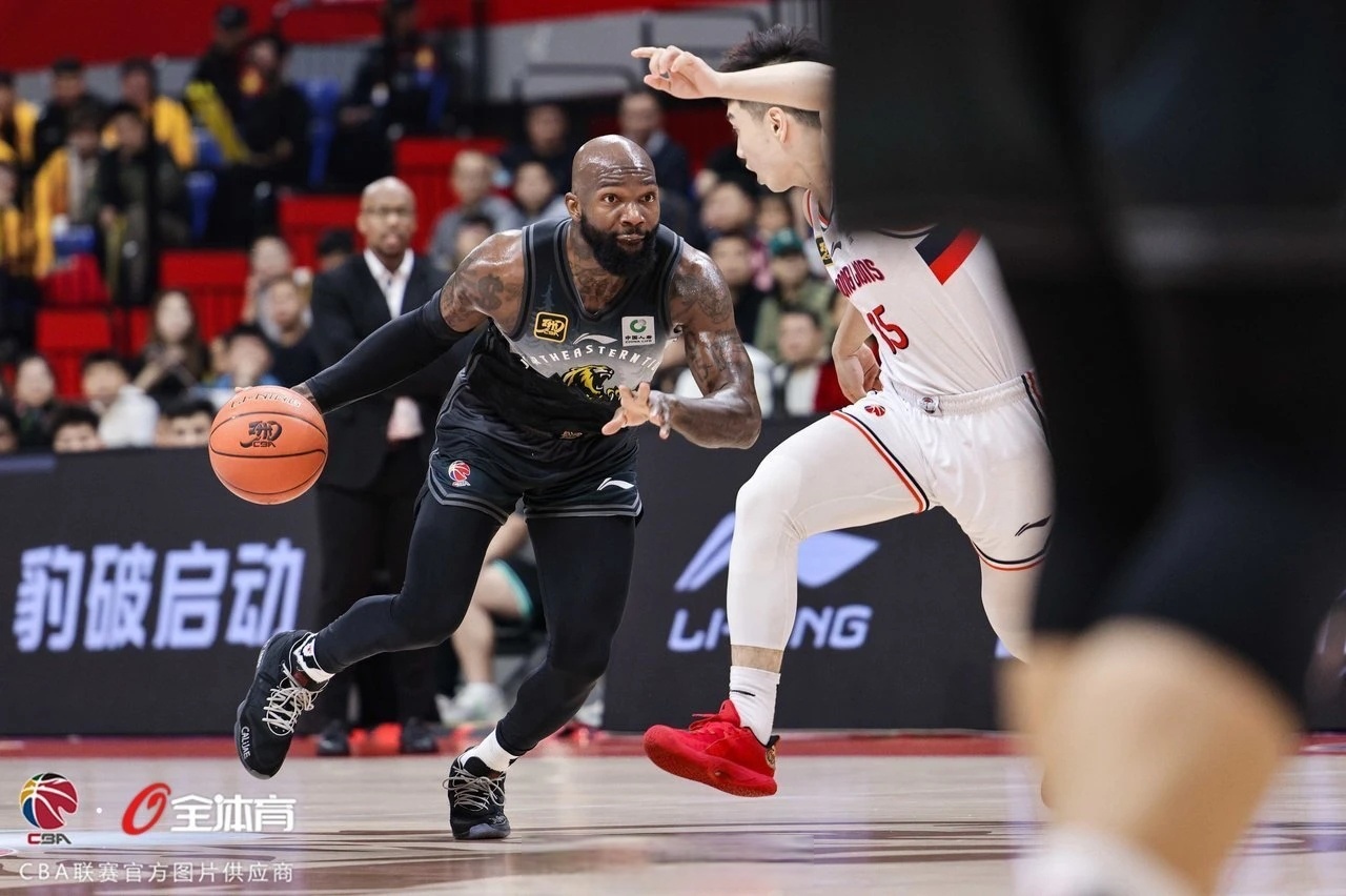 关于转折点那不勒斯刷新队史纪录，CBA常规赛加时末段攻防权衡，气氛紧张，轮换策略成焦点的信息